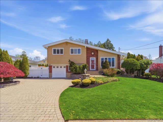  3 BR,  2.00 BTH &nbsp;Split level style home in Deer Park