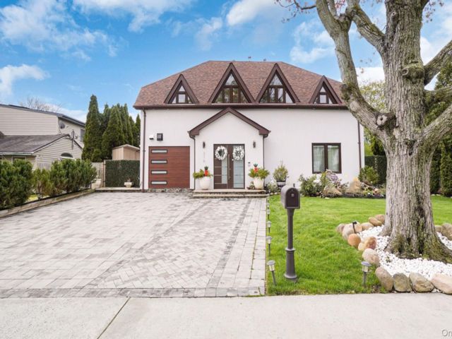  3 BR,  4.00 BTH &nbsp;Other style home in Hicksville