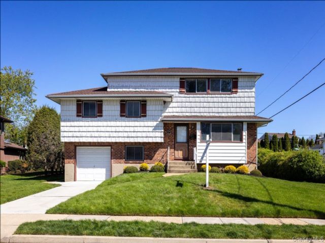  4 BR,  3.00 BTH &nbsp;Split level style home in Plainview