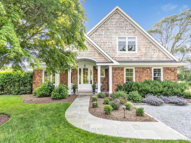  4 BR,  4.00 BTH &nbsp;Traditional style home in Westhampton