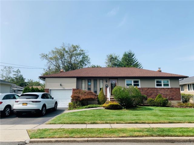  3 BR,  2.00 BTH &nbsp;Exp ranch style home in Syosset