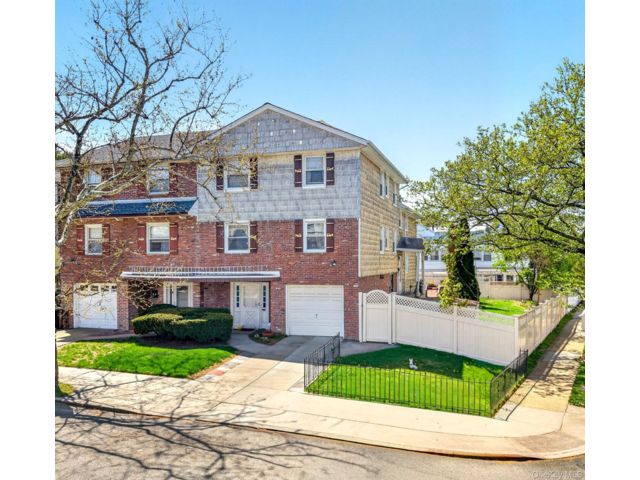  7 BR,  5.00 BTH &nbsp;Colonial style home in Bayside