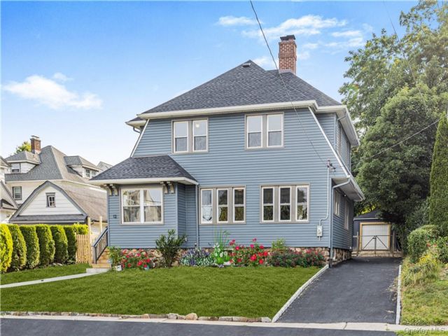  4 BR,  4.00 BTH &nbsp;Colonial style home in New Rochelle