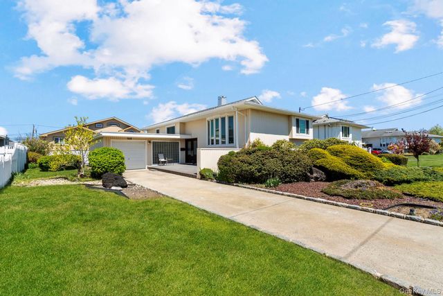  4 BR,  2.00 BTH &nbsp;Raised ranch style home in Oceanside