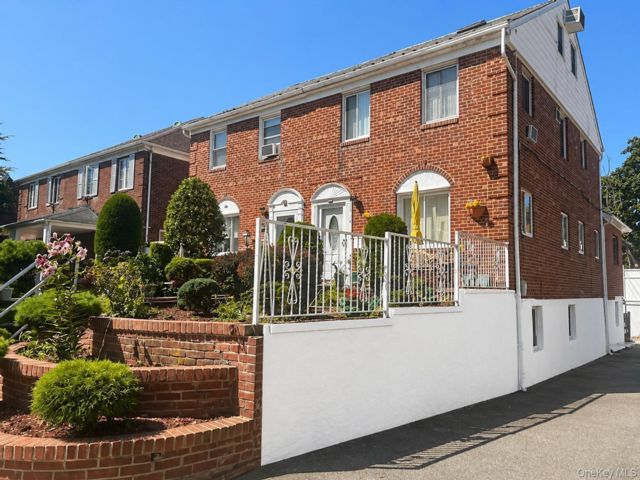  4 BR,  3.00 BTH &nbsp;Other style home in Fresh Meadows