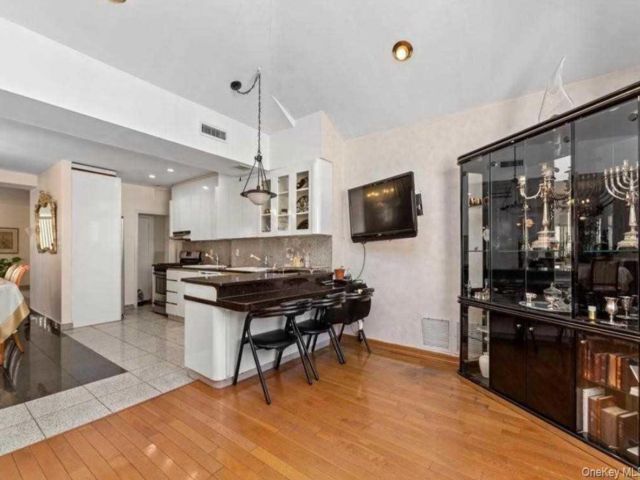 [PHOTO]