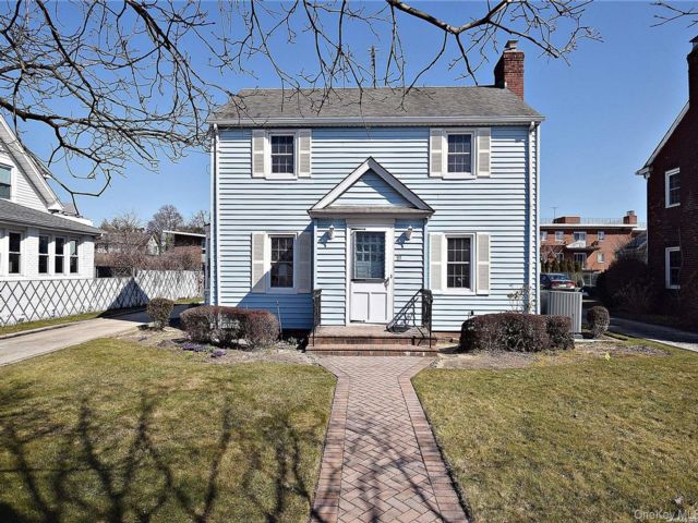  3 BR,  2.00 BTH &nbsp;Colonial style home in Rockville Centre