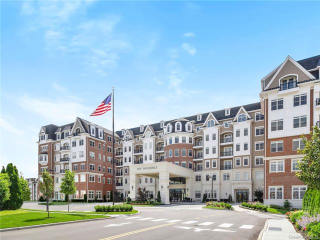  2 BR,  3.00 BTH &nbsp;Contemporary style home in Westbury