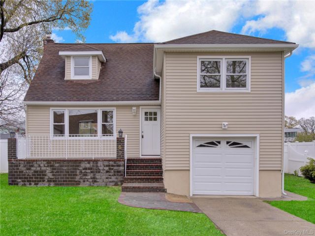  3 BR,  2.00 BTH &nbsp;Split level style home in Roosevelt