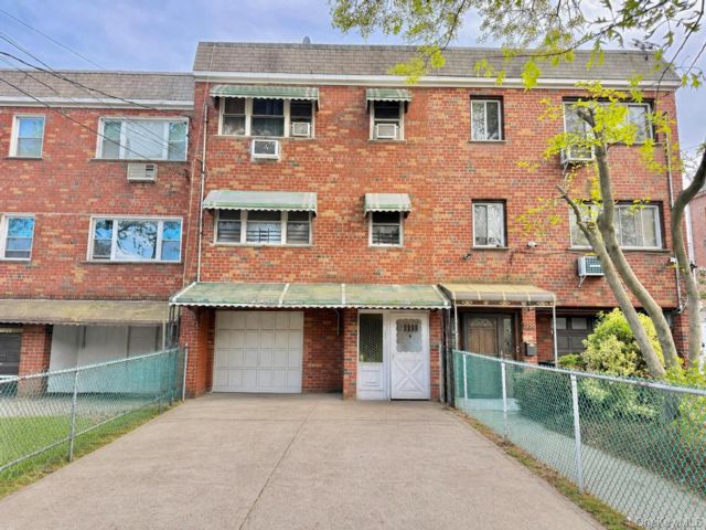  3 BR,  1.00 BTH &nbsp;House style home in Esplanade