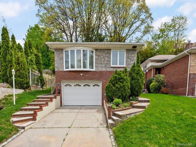  5 BR,  3.00 BTH &nbsp;Split level style home in Jamaica Estates