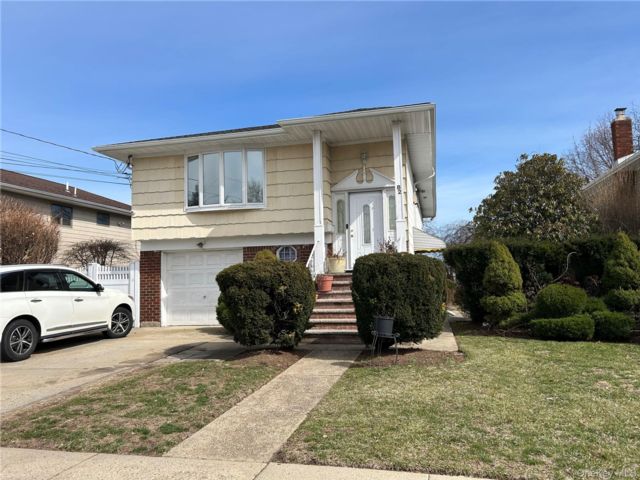  5 BR,  3.00 BTH &nbsp;Hi ranch style home in Hempstead