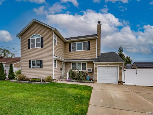  6 BR,  4.00 BTH &nbsp;Exp ranch style home in Farmingdale