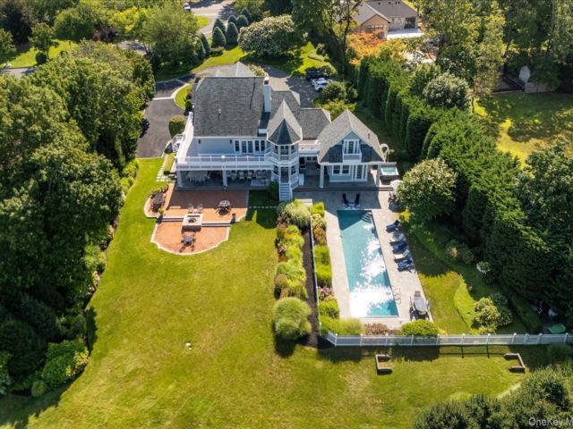  6 BR,  7.00 BTH &nbsp;Colonial style home in Glen Cove