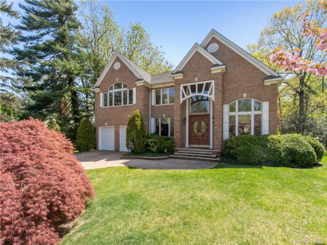  6 BR,  5.00 BTH &nbsp;Colonial style home in Great Neck