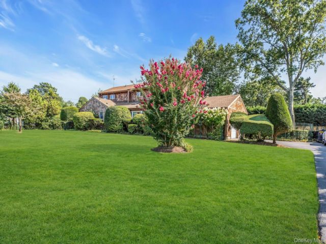  5 BR,  4.00 BTH &nbsp;Exp ranch style home in Islip