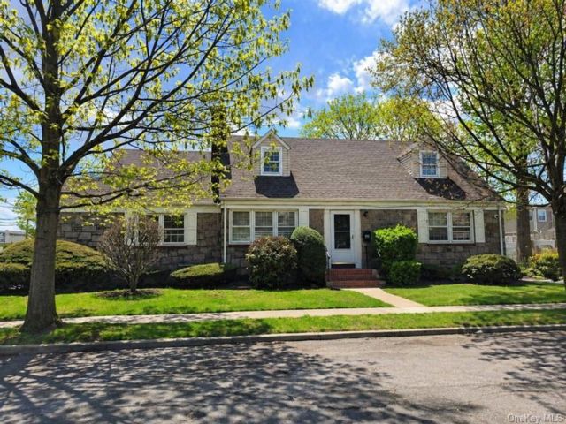  4 BR,  4.00 BTH &nbsp;Cape cod style home in West Hempstead