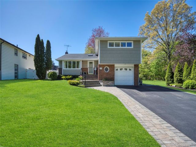  3 BR,  3.00 BTH &nbsp;Split level style home in East Norwich