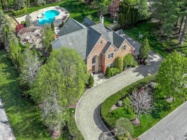  9 BR,  8.00 BTH &nbsp;Colonial style home in Suffern