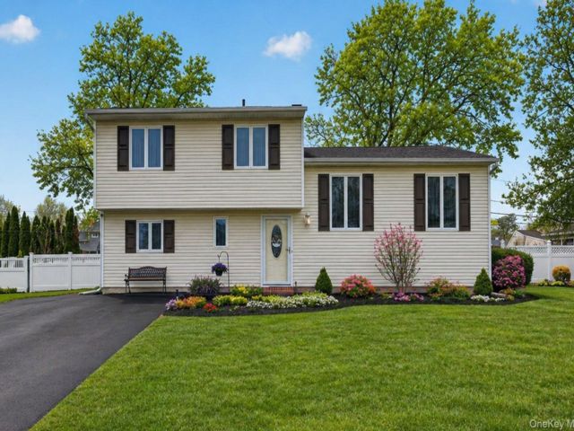  3 BR,  3.00 BTH &nbsp;Split level style home in Holbrook