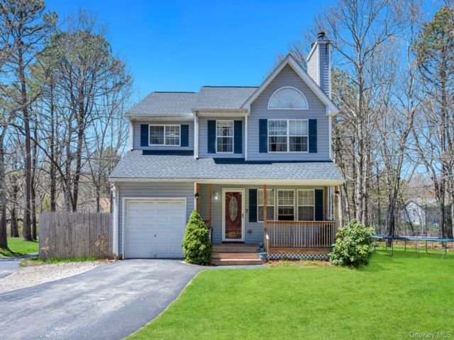  4 BR,  3.00 BTH &nbsp;Colonial style home in Riverhead