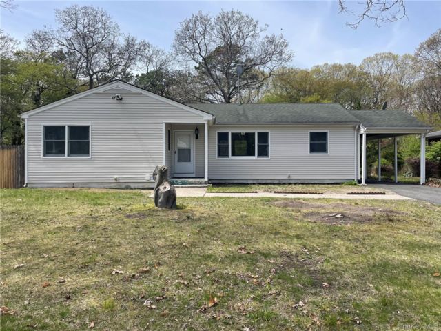  3 BR,  2.00 BTH &nbsp;Ranch style home in Coram