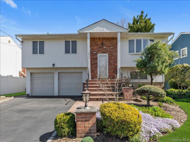  4 BR,  3.00 BTH &nbsp;Hi ranch style home in Merrick