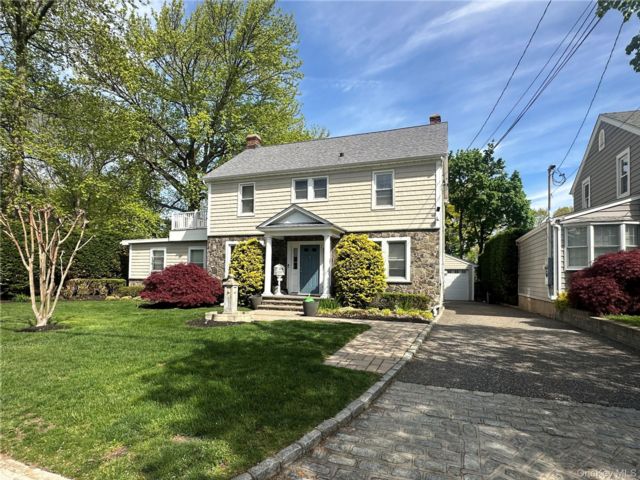  1 BR,  1.00 BTH &nbsp;Colonial style home in Glen Cove