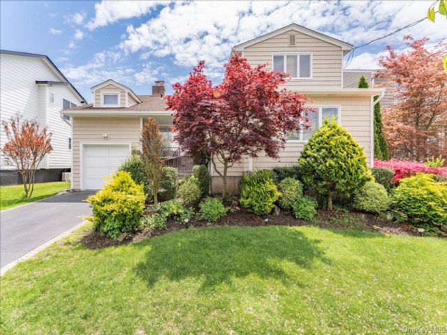  6 BR,  4.00 BTH &nbsp;Split level style home in Woodmere