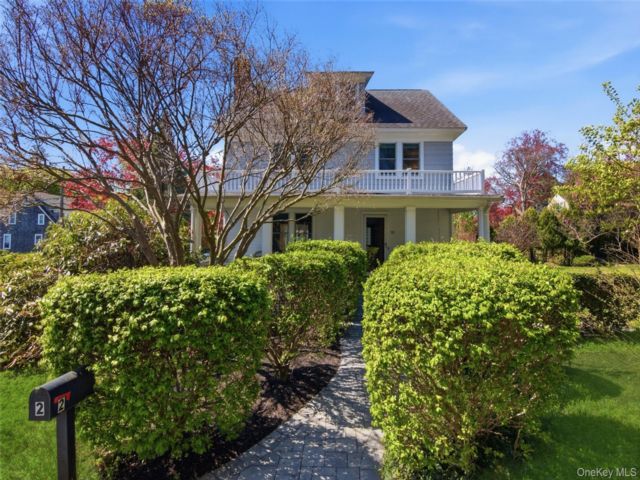  3 BR,  3.00 BTH &nbsp;Colonial style home in Stony Brook