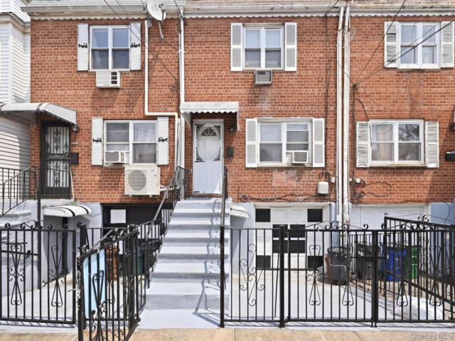  3 BR,  2.00 BTH &nbsp;Modern style home in Richmond Hill