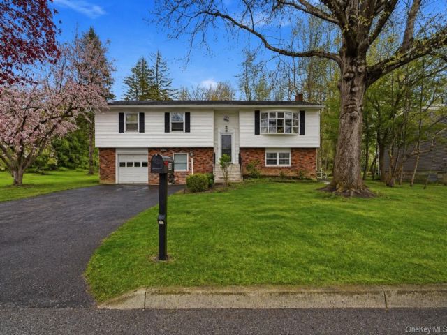  4 BR,  3.00 BTH &nbsp;Split ranch style home in Poughkeepsie