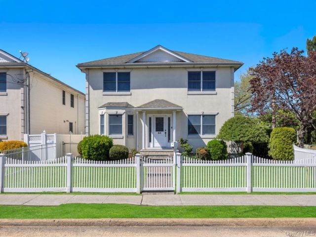  4 BR,  3.00 BTH &nbsp;Colonial style home in Mineola