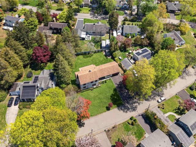  6 BR,  5.00 BTH &nbsp;Colonial style home in Huntington Station