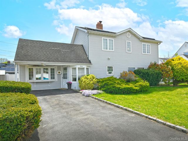  6 BR,  2.00 BTH &nbsp;Colonial style home in Levittown