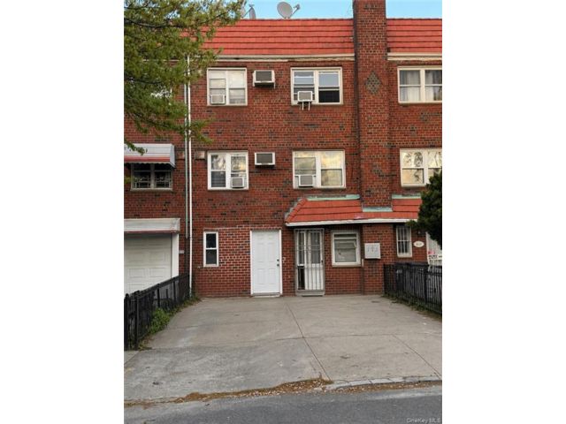  8 BR,  3.00 BTH &nbsp;House style home in East Elmhurst