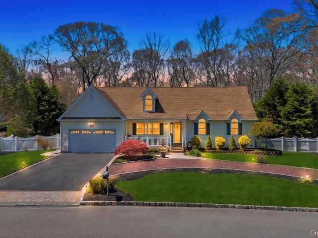  3 BR,  2.00 BTH &nbsp;Ranch style home in Moriches