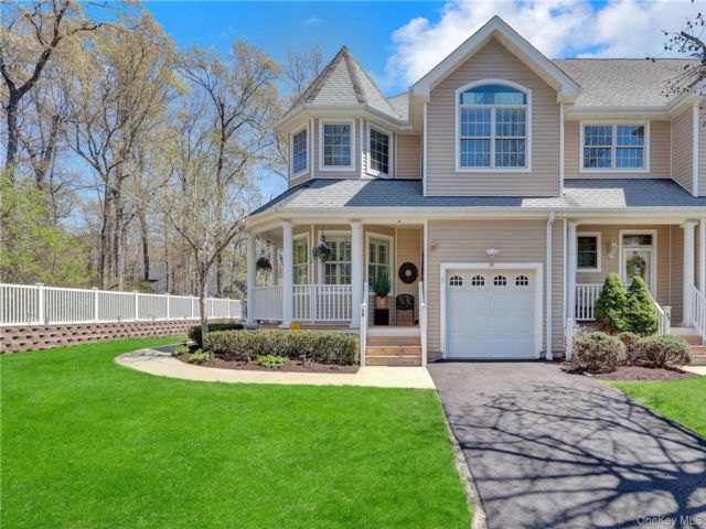  2 BR,  4.00 BTH &nbsp;Condo style home in East Setauket