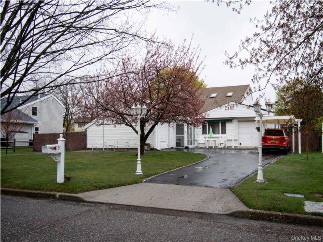  4 BR,  2.00 BTH &nbsp;Cape cod style home in Medford
