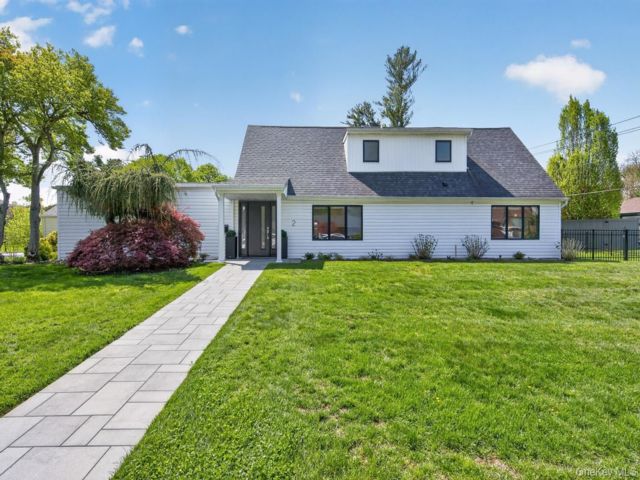  4 BR,  3.00 BTH &nbsp;Exp cape style home in Roslyn Heights