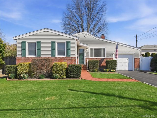  3 BR,  1.00 BTH &nbsp;Ranch style home in Massapequa