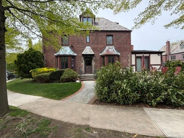  4 BR,  5.00 BTH &nbsp;Colonial style home in Flushing