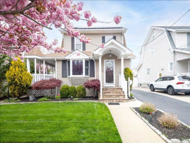  3 BR,  2.00 BTH &nbsp;Colonial style home in Bellmore