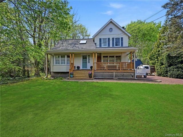  4 BR,  3.00 BTH &nbsp;Colonial style home in Huntington Station