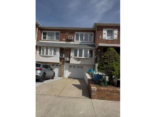  6 BR,  4.00 BTH &nbsp;Contemporary style home in Flushing