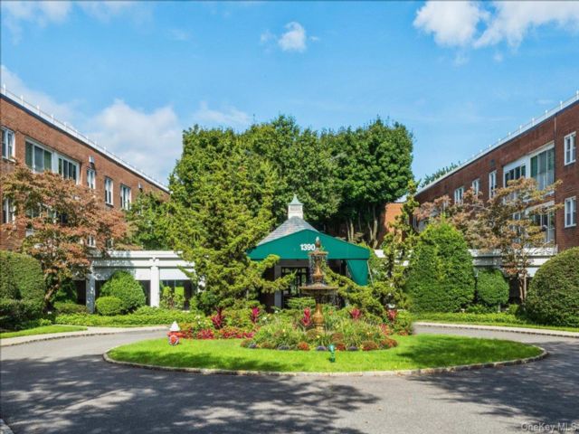  2 BR,  2.00 BTH &nbsp;Garden style home in Hewlett