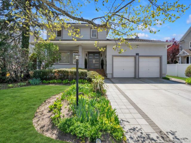  4 BR,  3.00 BTH &nbsp;Colonial style home in North Woodmere