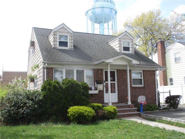  4 BR,  2.00 BTH &nbsp;House style home in Mineola