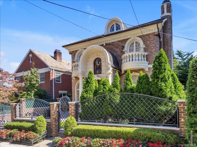  4 BR,  5.00 BTH &nbsp;Colonial style home in Forest Hills