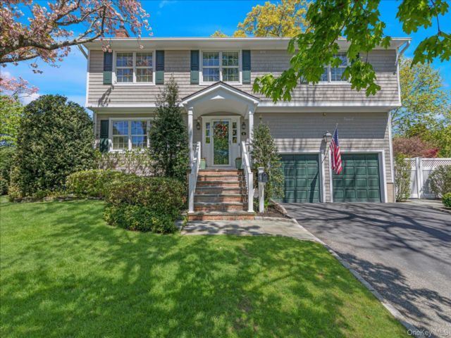  4 BR,  4.00 BTH &nbsp;Colonial style home in Locust Valley